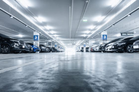 Garázsárak robbanását hozta az autóboom és a kiköltözési hullám