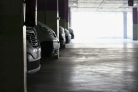 A parkolással is meggyűlhet a bajuk az autósoknak – jelentős drágulás a garázsoknál