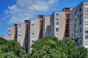 Egykattintásos alaprajzot kapnak a panelek, olcsóbbá váltak a lakáspiac slágerei