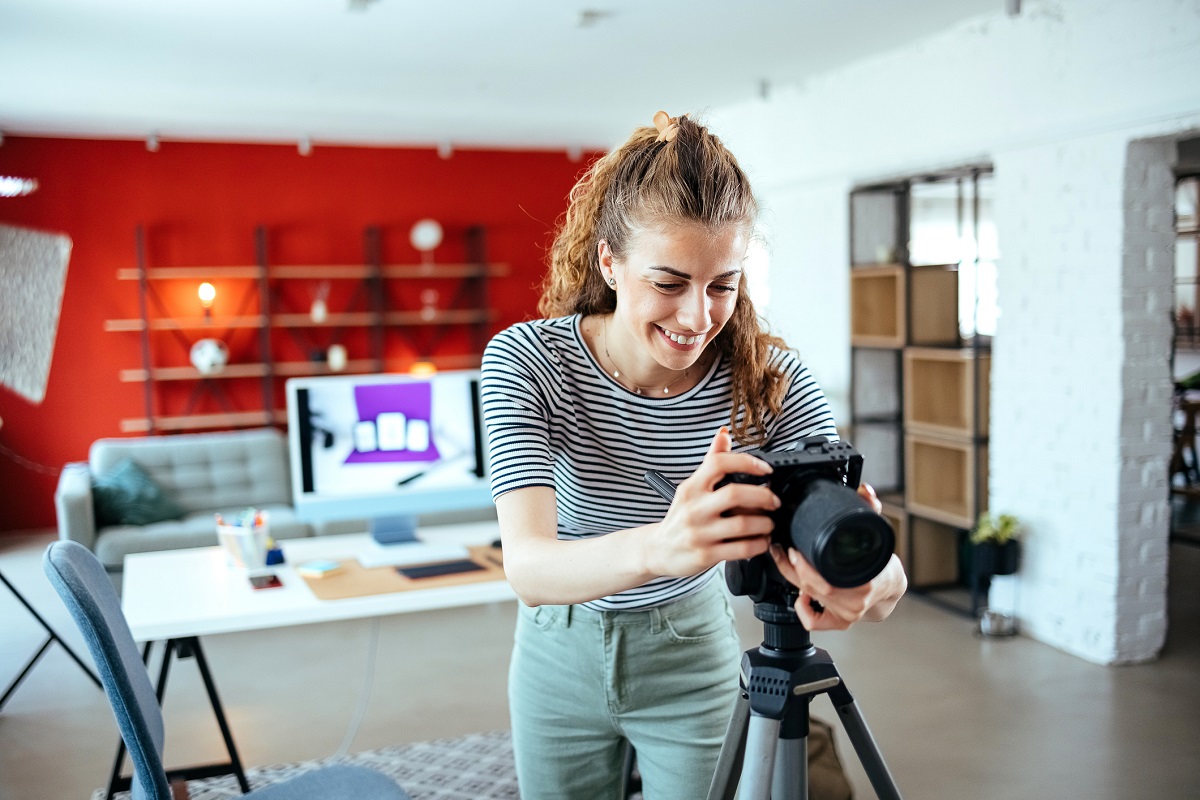 Profi fotós készít felvételeket a lakásról.