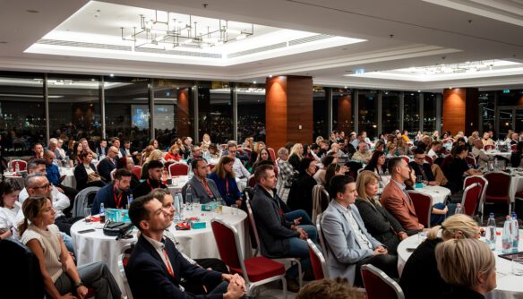 Az ingatlan.com Konferencia 2024 résztvevői a Marriott Hotel nagytermében.