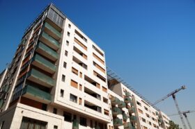 Országosan kevesebb, de a kisebb városokban 30 százalékkal több lakás épült – Mennyibe kerül most egy új lakás?