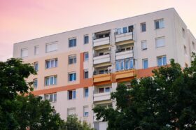 Árkorrekció és új támogatások lendíthetik tovább a panellakások piacát