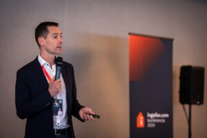 Keleti József előadás közben a 2024-es ingatlan.com Konferencián.