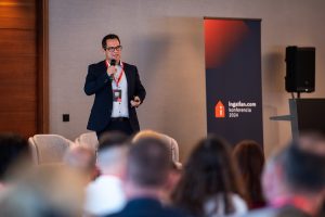 Balogh László, az ingatlan.com vezető gazdasági szakértője előadása közben az ingatlan.com Konferencia 2024-en.