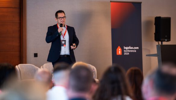 Balogh László, az ingatlan.com vezető gazdasági szakértője előadása közben az ingatlan.com Konferencia 2024-en.