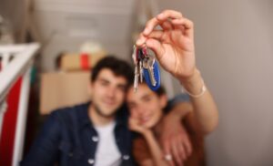 Első lakásukat vásárló fiatal pár lakáskulccsal – új otthon birtokba vétele
