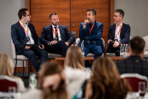 Panelbeszélgetés a 2024-es Comferencián az új építésű lakáspiacról. A résztvevők balról jobbra: Balogh László (ingatlan.com), Nagy Tamás (MNB), Görög Áron (Cordia), Kiss Gábor (Metrodom).