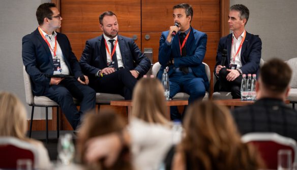 Panelbeszélgetés a 2024-es Comferencián az új építésű lakáspiacról. A résztvevők balról jobbra: Balogh László (ingatlan.com), Nagy Tamás (MNB), Görög Áron (Cordia), Kiss Gábor (Metrodom).