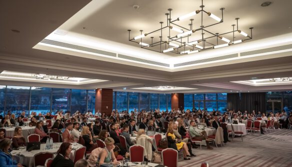 A Comferencia 2025 résztvevői a Mariott Hotel báltermében.