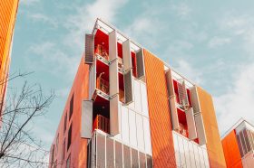 Ömlenek az új társasházi lakások a piacra, az árak viszont leparkoltak