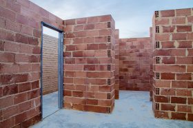 Évtizedes mélypontot értek el a lakásépítések, de már látszik a fény az alagút végén