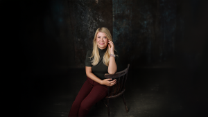 Movik Gabriella Ingatlan Coach portréja sötét háttér előtt.